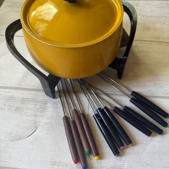 Vintage West Bend mustard yellow fondue pot with 11 pokers for dipping - Picture 3 of 10